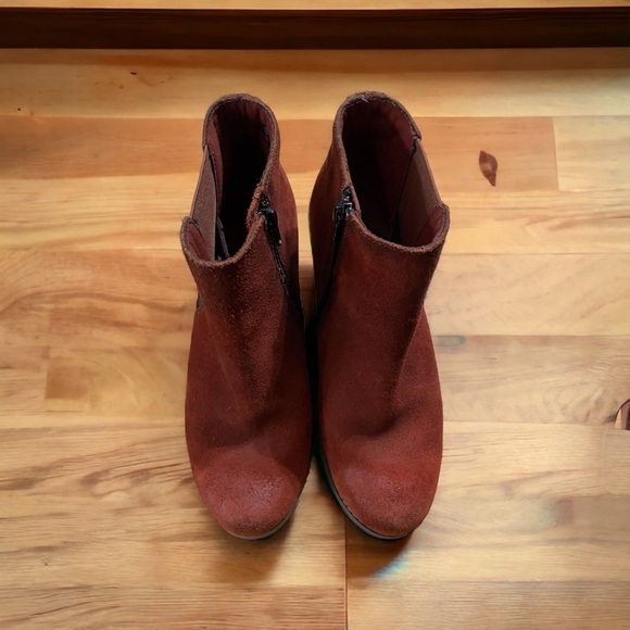 Clarks Women's Pause
Camelia Boot Size 8M Block
Heel Chelsea Red Suede Pull
On - Picture 6 of 12